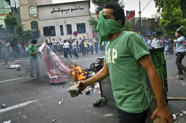 Teheran, 13. Juni: Demonstranten verbrennen ein Poster von Präsi... Teheran, 13. Juni: Demonstranten verbrennen ein Poster von Präsi...