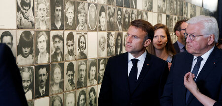 Frankreichs Präsident Macron (M.) und Bundespräsident Steinmeier...