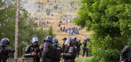 Bei den Zusammenstößen wurden Demonstranten durch Gummigeschosse... Bei den Zusammenstößen wurden Demonstranten durch Gummigeschosse...