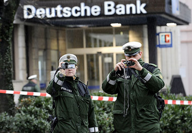 Tatort Deutsche Bank. Ackermann ließ Kritiker observieren Tatort Deutsche Bank. Ackermann ließ Kritiker observieren