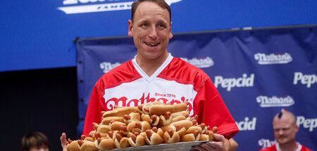 Beständiges Training weitet die Wangen: Hot-Dog-Esser Joseph Chr...