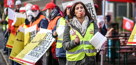 Scheuen nicht den Arbeitskampf: Reinigungsarbeiterinnen und -arb...