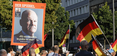 Auf Regierungslinie: Rechte Kundgebung, zu der die AfD aufrief, ... Auf Regierungslinie: Rechte Kundgebung, zu der die AfD aufrief, ...