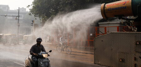 Eine sogenannte Anti-Smog Gun befeuchtet die Luft auf einer Stra...