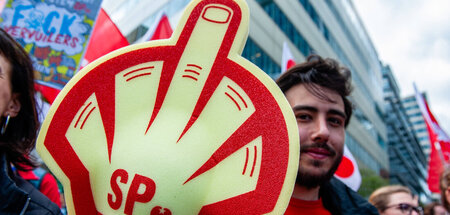 Mittelfinger für Shell: Demo von Klimaschützern am 31. Mai in Am...