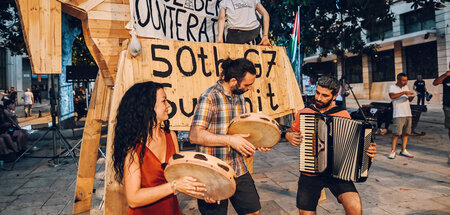 Mit Musik und trojanischem Pferd: Gipfelprotest in Brindisi
