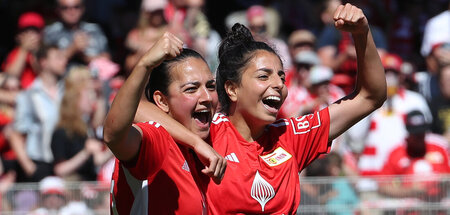 Athanasia Moraitou und Sarah Abu Sabbah jubeln nach dem 8:0-Sieg...