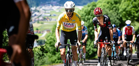 Adam Yates (l.) fährt bei der Tour de Suisse allen davon und wir...