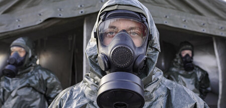 Militärs, die mit atomaren oder anderen Kampfstoffen in Berührun...