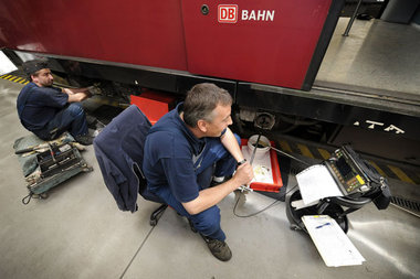 Ultraschallprüfung eines S-Bahn-Radsatzes in Berlin-Wannsee. Dan... Ultraschallprüfung eines S-Bahn-Radsatzes in Berlin-Wannsee. Dan...