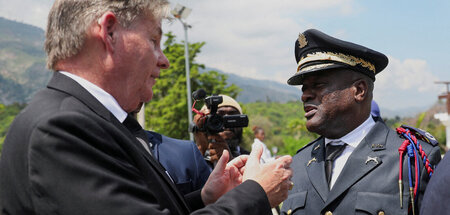 Frisch entlassen: Polizeichef Frantz Elbé (r.) mit US-Botschafte...