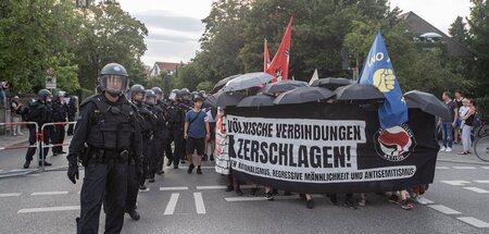 Stabiler Aufzug gegen völkische Nachwuchsakademiker (München-Sch...