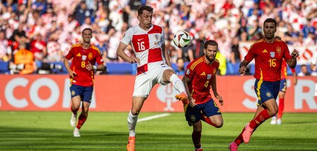 Hoch das Bein: Ante Budimir (am Ball) in der EM-Partie Kroatien ...