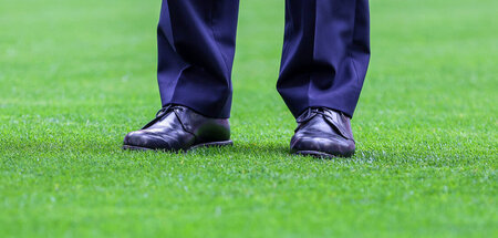 »Kanzler pflegen zum Fußball gern ein enges Verhältnis. Olaf Sch...