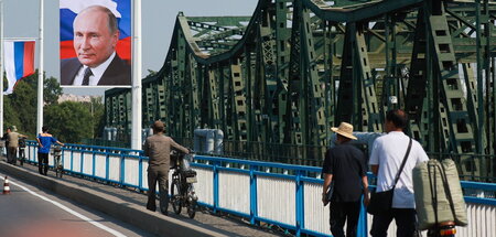 Festlich geschmückt: In Erwartung Putins werden die Straßen der ...