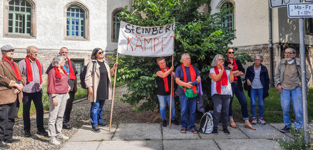 Sie geben nicht auf: »Kleinkleckersdorf« vor dem Amtsgericht Wed...