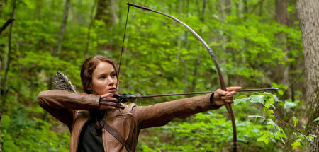 Überleben im Wald, wo Jennifer Lawrence mit Pfeil und Bogen Eich...