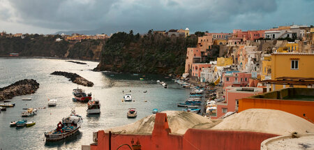 Das Fischerdorf Marina Corricella auf der Insel Procida vor Neap...