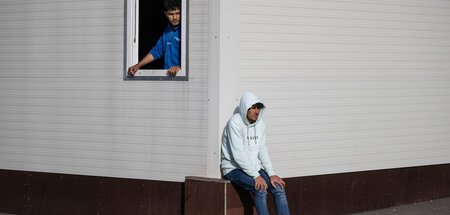 Warten darauf, ob und wie es weiter geht: Zwei Männer in der hes...