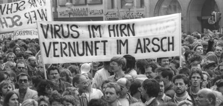 Zehntausende protestieren im April 1987 in München gegen die bay...