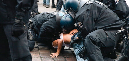 Gewalt durch Polizeibeamte auf palästinasolidarischer Demonstrat...