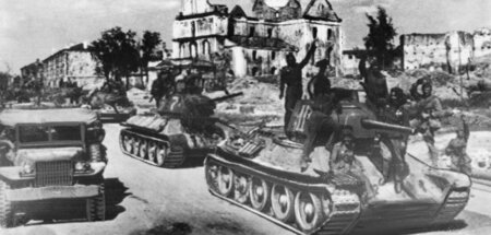 Rasche Erfolge der »Operation Bagration«. Sowjetische Panzer im ...