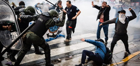 Mit Schlagstock und Tränengas: Polizisten gehen auf Demonstrante...