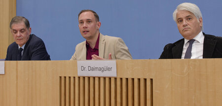 Romani Rose, Silas Kropf und Mehmet Daimagüler (v. l. n. r.) bei...