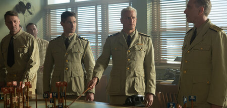 Woody Harrelson (2. v. r.) als als Flottenadmiral Chester W. Nim...