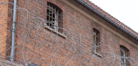 Hier hinter Stacheldraht sitzt die mutmaßliche Ex-RAF-Aktivistin...