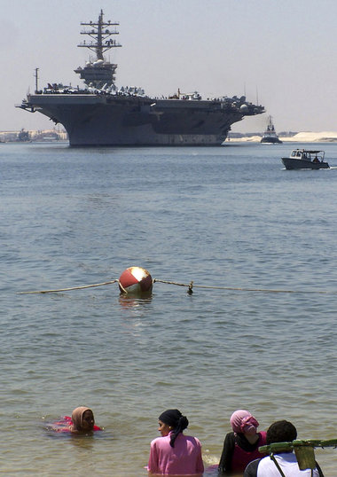 Im Suezkanal – der Flugzeugträger USS Dwight D. Eisenhower am Di...