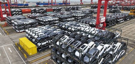 Kampf um Quoten: Verladung von E-Autos im Hafen von Taicang, Pro...