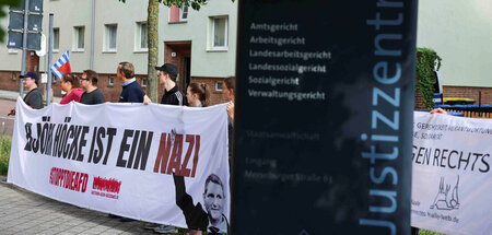 Kundgebung der VVN-BdA am Montag vor dem Gerichtsgebäude in Hall...