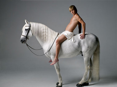 Schräg, aggressiv und schön einen vom Pferd erzählen