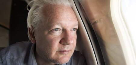 Wikileaks-Gründer Julian Assange wird in einem Flugzeug aus der ...