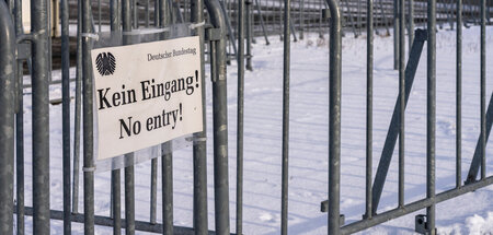 Bald kein Zugang mehr für »Verfassungsfeinde«? Absperrung vor de... Bald kein Zugang mehr für »Verfassungsfeinde«? Absperrung vor de...