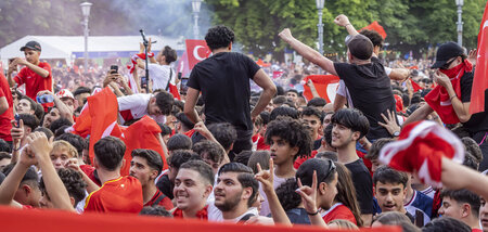 Türkische Fans mit faschistischem »Wolfsgruß« beim Public Viewin...