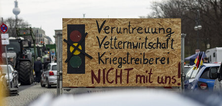 In Aktion: Treckerkolonnen mit Agitproplosungen einmal quer durc...