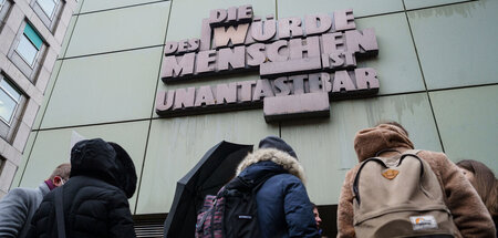 Hinter ihrer Unantastbarkeit erfolgt der permanente Angriff auf ...