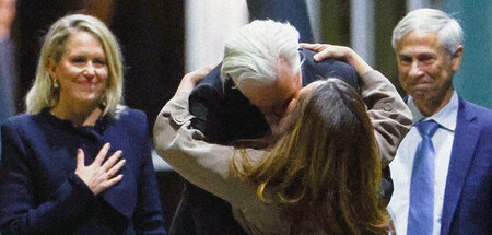 Happy End: In Canberra wurde die Assange-Familie wieder vereint....