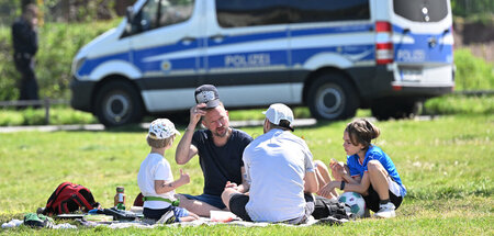 Polizei im Park: Alltag im Görli (Berlin, 1.5.2024)