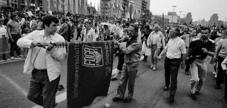 1989/90 binnen weniger Monate untergegangen: Der FDGB war die gr...