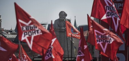 Demonstration vor einer Karl-Marx-Statue in Moskau 2018