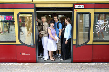 Überfüllte Züge und lange Wartezeiten werden noch viele Wochen d... Überfüllte Züge und lange Wartezeiten werden noch viele Wochen d...