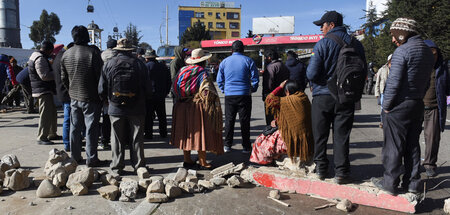 Kein Durchkommen für die Umstürzler: Anhänger von Präsident Arce...