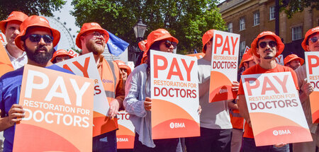 Sie wollen bessere Bedingungen: Streikende Assistenzärzte am Fre...