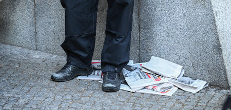 Tageszeitung junge Welt unter Polizeistiefeln: »Tag des Sieges« ...