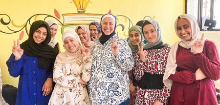 Schülerinnen aus Manbidsch und Kobani bereiten sich mit Lehreri...