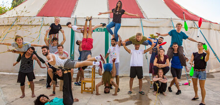 Schülerinnen und Schüler der Palestinian Circus School demonstri...