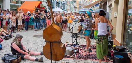 Fast an jeder Ecke wird gespielt: Straßenkonzert beim Rudolstadt... Fast an jeder Ecke wird gespielt: Straßenkonzert beim Rudolstadt...